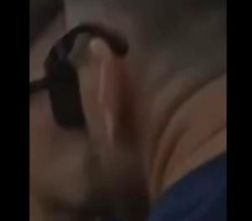 强人锁男皮诺在夺冠巡游上说“亲我一个”,西蒙立刻吻了上去