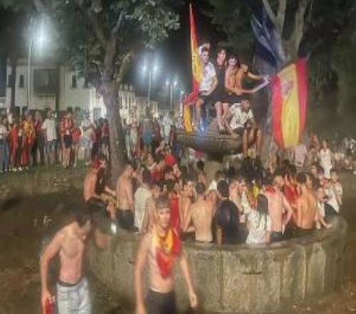 R.I.P.西班牙国内庆祝世界杯夺冠时喷泉坍塌1名13岁男孩不幸身亡