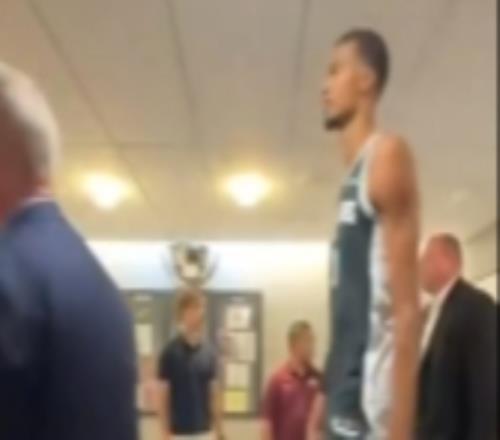 2K27封面实锤文班被拍到与拍摄团队出现在2K主管罗尼所处的地方