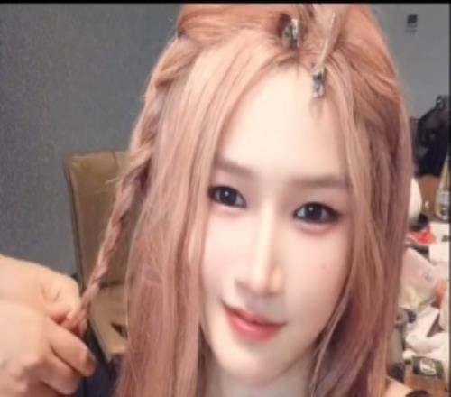 超级变身!UFC选手张伟丽社媒晒视频,粉色头发+甜妹形象出镜