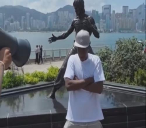 迪班萨开启中国行!先到中国香港逛菜市场又与李小龙铜像合影