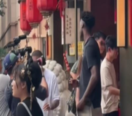 继续中国行之旅!迪班萨来到北京品尝糖葫芦游览故宫兴致高