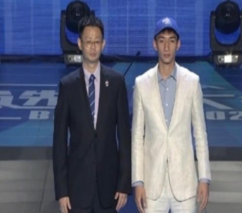 媒体人：新疆选到的5号秀张俊生是一个攻击力很强的小后卫非常快
