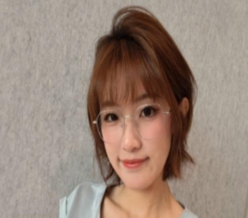 主持人夏安晒自拍：最近爱上了青花椒烤鱼无法舍弃这种美味嘎嘎