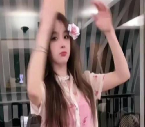少女感十足解说Rita分享视频：穿小碎花裙跳手势舞