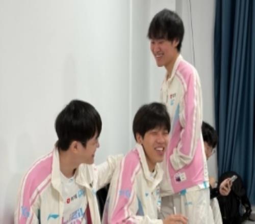 中野辅挺乐呵BLG选手深圳动态xun：一会儿吃鸡去了兄弟们！