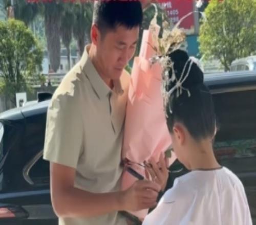 马宁现身“村超”解说席观赛：感受到了热情，这是最纯粹的足球