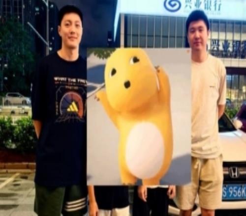 博主：昨夜胡明軒與老隊友王薪凱聚餐敘舊與球迷合影留念
