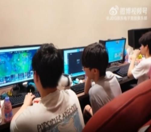 JDG分享對陣AL、WE賽場記錄：感覺你們太糯了