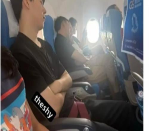 網友曬照飛機上偶遇TheShy調侃：經濟艙就這樣對待票房之父嗎