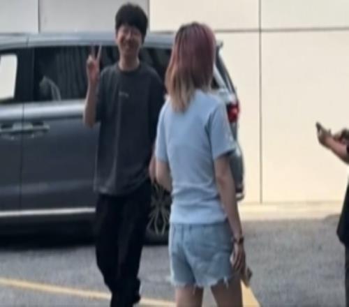 还挺放松网友分享昨日爱笑上海IG主场遇到水友开心比耶！