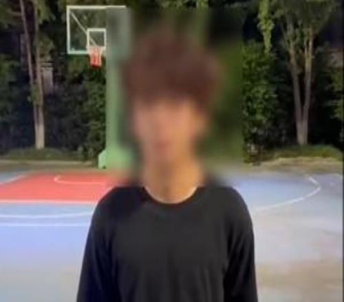 理智追星！骑电动车追乔治两少年道歉：以后一定戴头盔安全驾驶