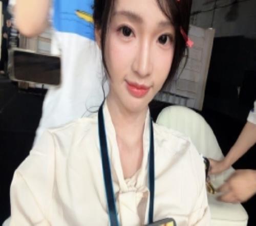 KPL主持人詩詩發布自拍：這是一個可以躺著上十分之幸福的班