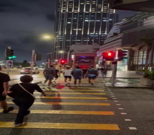 最高罰款2000港元！球迷中國香港街頭偶遇，福登等曼城4將闖紅燈