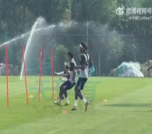 记者：国安亚冠专属外援杜齐亚克已经和球队会合，已参与球队合练