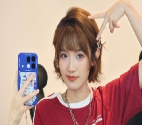 主持人夏安曬照：你好安子就這樣在ig主場(chǎng)拍了大頭貼嘿嘿