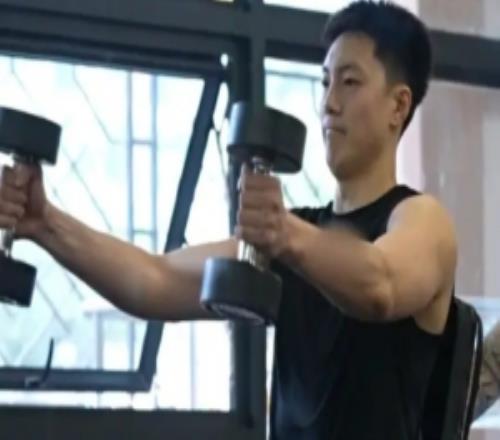 廣東男籃曬夏訓(xùn)體能力量訓(xùn)練視頻！胡明軒、徐杰均歸隊參加訓(xùn)練