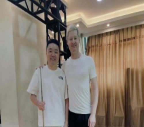 尼爾羅伯遜曬與丁俊暉合照：在中國有這么多機遇，要歸功于他