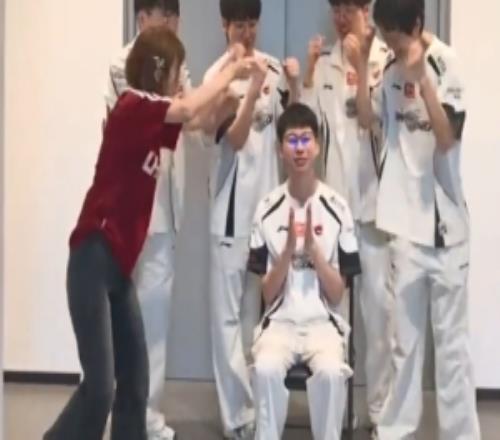 夏安分享视频：谁不想在拿到五杀后来个酣畅淋漓的庆祝仪式