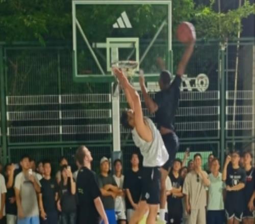 NBA扣籃王的實力！迪亞洛在徐家匯野球場上演炸裂戰(zhàn)斧隔扣