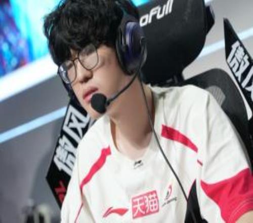 EDG目前五连败垫底Jiejie若加盟需带队逆转否则将有可能再掉涅槃