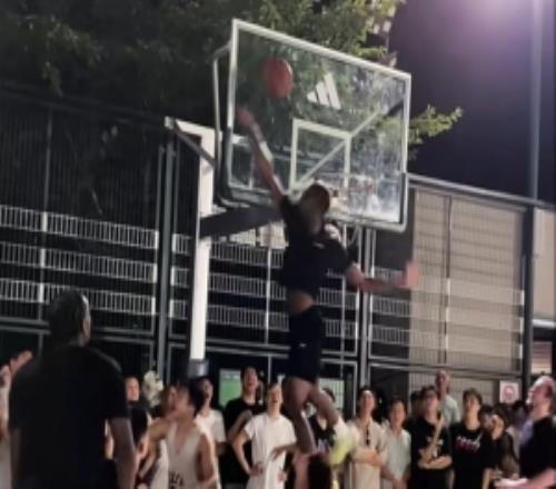 恐怖爆发力！迪亚洛打野球上演惊天钉板大帽头部和篮筐齐平