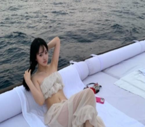 JackeyLove女朋友55分享旅游照片：开启生日月