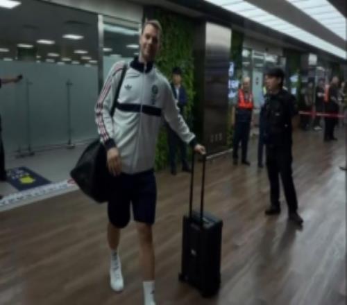 喊破音了！拜仁抵達韓國濟州島，諾伊爾為狂熱球迷簽名