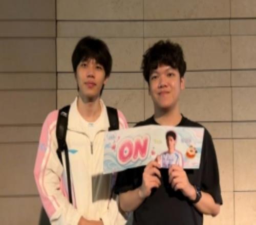 線下督戰(zhàn)！Angel曬與ON合照：ON好帥