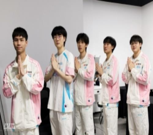 战胜JDG后，BLG分享选手合影：延续胜利！