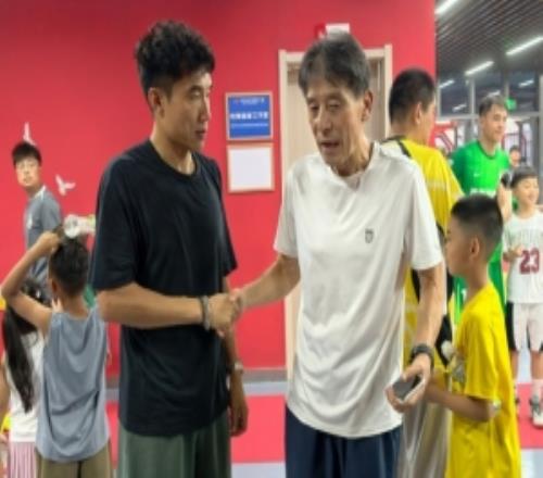 與昔日弟子再會，足球報曬青島德比賽后李章洙與鄭智黃博文重逢照