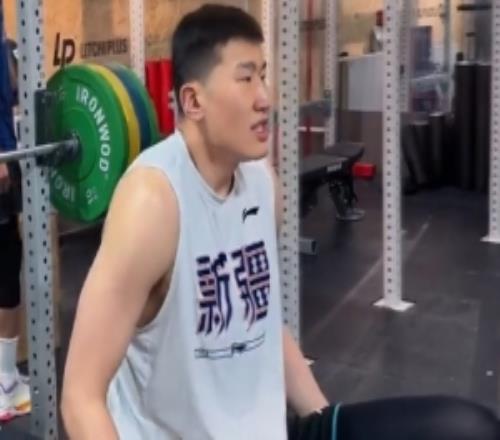 卧推110Kg！李炎哲晒训练视频：蓄力重启迎接更好的自己