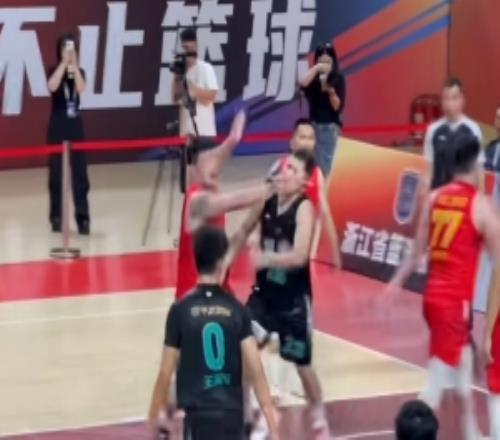 顺带打打球!浙BA比赛诸暨队28号球员遭嵊州队21号连肘带踢