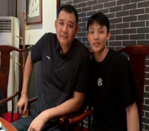 逍遥王!徐杰晒与巩晓彬的合照:四川太好吃下次再来