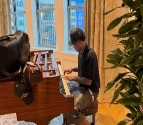 崭新形象！维尼修斯晒度假图集：家人、挚友，还有惬意假期