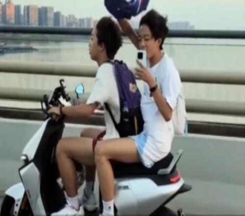 被两名少年骑电动车追星！乔治全网寻人成功送上签名球衣和头盔