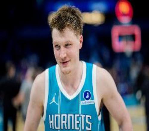 NBA历史首位新秀三分王祝黄蜂新星克尼佩尔21岁生日快乐！