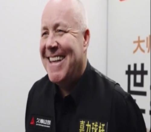 喜感老约翰！上海大师赛期间，希金斯学说自己绰号“张海根”