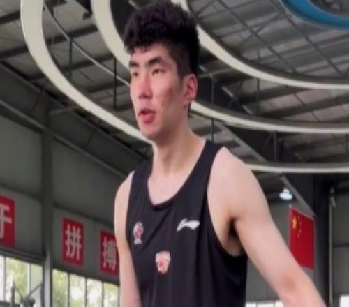 余嘉豪出镜!浙江男篮晒球队的训练视频:力量日