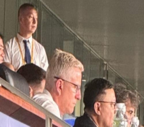 发掘苗子记者：曼城CEO索里亚诺、总监维亚纳观战新鹏城比赛