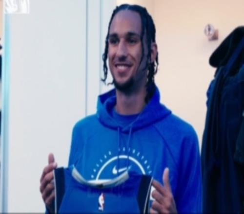 新援报到!里萨谢来到独行侠更衣室与弗拉格等人拥抱致意