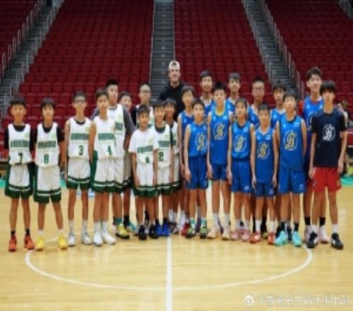 里夫斯中国行再次访港化身教练亲自指导香港金牛青训球员