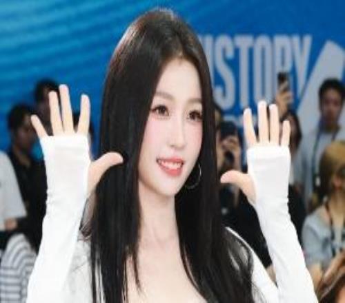 白月光学姐虞书欣为AUBL开球小白裙+黑长直美翻啦