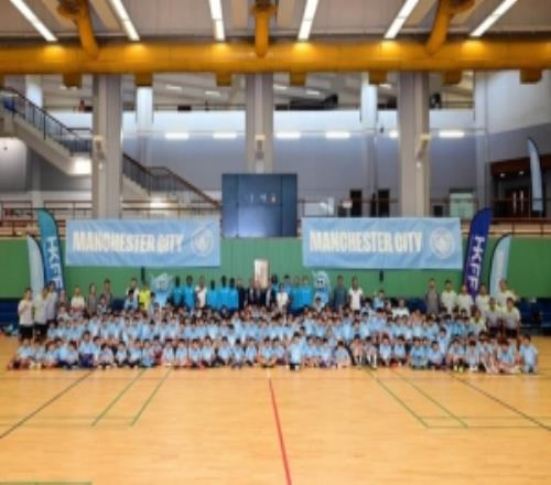 10名曼城球员在中国香港参加足球社区活动，和200名学生踢球互动