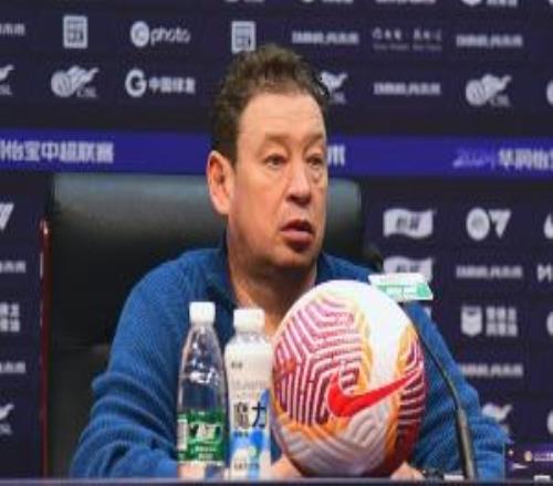 记者:斯卢茨基今早乘机返回莫斯科,于汉超等人送行
