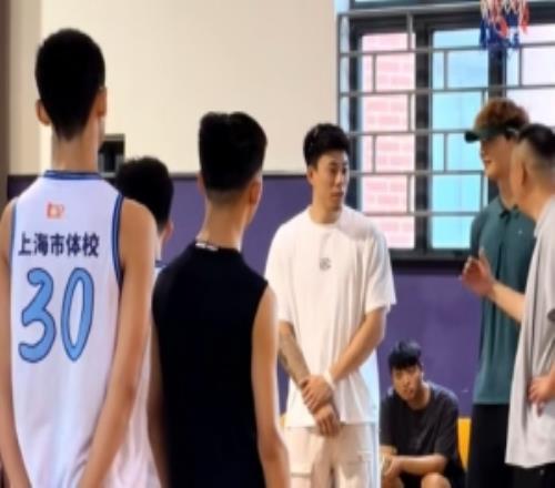 王哲林张镇麟现身上海市体校指导队中小球员训练细节