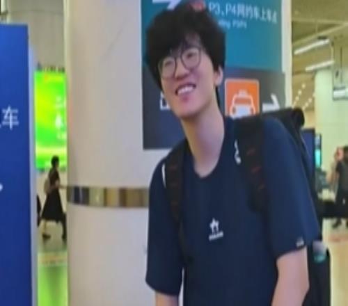 EDG发布北京出发VLOG:老队车Jiejie好久没坐了吧