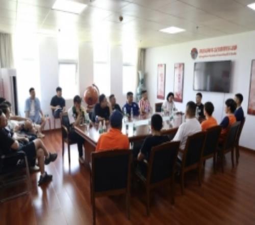 海牛召开球迷恳谈会,总经理张冬就近期成绩向球迷代表进行了说明