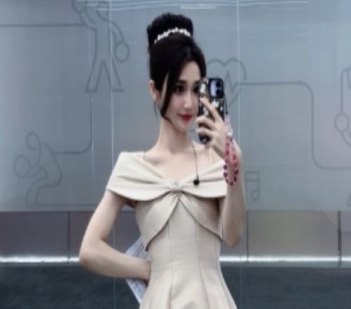 主持人小悠珊珊晒照：本赛段赶上三场bo3还是最焦灼的一集！