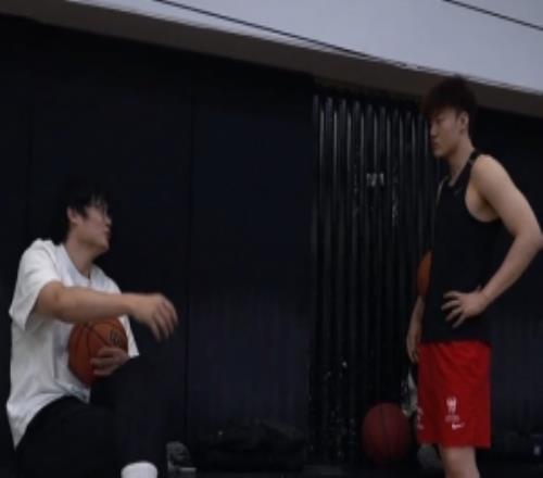 小丁：在國內(nèi)拿MVP后赴美被要求打4號位沒辦法你只能去適應(yīng)